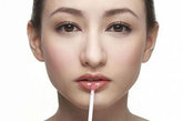 Step3、唇中央则可挑选有亮片的，或是具有珠光效果的唇彩品，来加强唇部的丰润度。