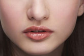 唇妆如何画？唇部以2种不同的色调来营造出丰润却又带着优雅的质感。唇部较暗沉的人，也可以使用这样的方式来描绘唇彩喔。