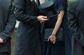 维多利亚·贝克汉姆 (Victoria Beckham) 在前几日参加皇室婚礼时穿着了一件深色连衣裙搭配小号礼帽很是出位，裙子一字领的设计将维多利亚·贝克汉姆 (Victoria Beckham) 的颈部拉的细长，虽然没有收腰设计但依然看得出傲人的曲线。 

