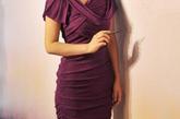 紫罗兰色的棉质面料连衣裙，修身悬挂是设计，简单的颜色撞击并不张扬，反而使得闫妮那一份年轻活泼的辣妈气质给勾勒出来。

