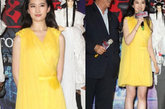 刘亦菲跑到香港去叫板经典的《倩女幽魂》，她选择了一件宁黄色的小礼裙出现在了活动现场，自然清新的样子给他的亲和力大大的加分，一头柔顺乌黑的披肩长发更是让她纯洁的气质得到彰显。

