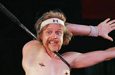来自挪威的柔术大师在澳大利亚表演自己的绝活，向观众展示如何让自己的身体穿过小小的网球拍。此人可谓天赋异禀，他的身体被认为是世界上最柔软的人体之一。（来源：凤凰网健康论坛）