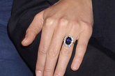 裸色指甲也能赚足回头率——当手戴18克拉的蓝宝石钻戒，亮色甲油都变成多余。Middleton的指甲总是保持淡粉色而且修剪整齐。Essie Mademoiselle是打造裸色甲最佳的选择。