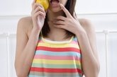 口腔干燥舌头肿胀

身体缺水的第一信号是口渴。脱水会导致口干和舌头轻微肿胀，所以夏季要及时喝水。

