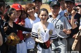 北京，北方工业大学，徐若瑄为2011年中国大学生棒垒球锦标赛北京赛区比赛开球。徐若瑄淡妆亮相，开心大笑似俏皮少女。 36岁的她，聪明选择淡妆，扮嫩效果一流。