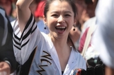 北京，北方工业大学，徐若瑄为2011年中国大学生棒垒球锦标赛北京赛区比赛开球。徐若瑄淡妆亮相，开心大笑似俏皮少女。 36岁的她，聪明选择淡妆，扮嫩效果一流。