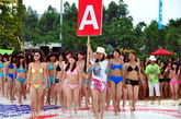 2011年5月8日，“万人比基尼”活动在广州举行，当天，数千名身穿比基尼泳衣的中外女孩现身助阵。2004年曾有调查显示，在中国，每11个女人中只有一个拥有比基尼，而这1/11的比基尼会被真正穿着的几率也仅有55%。时至今日，穿上比基尼大胆秀出自己的中国女孩不在少数，并且精巧有致的东方身材也完全不输外国姑娘。