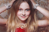 在2010年底，有一位12岁的女孩震动了整个时装界，引发了一场激烈的讨论，连澳大利亚总理都加入了进来。麦狄森·加百利作为12岁的模特成了“话题人物” 高挑的身材，端庄的面容，再加上一头美丽的金发，仪表出众的女孩麦狄森·加百利近日幸运地被澳大利亚“黄金海岸时装周”选中，出任时装周的形象大使。