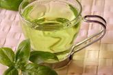 绿茶饮料

亚洲人普遍爱喝绿茶，甚至将它变成一门艺术。绿茶包含抗氧化剂和其他有益健康的成分，可以预防癌症、心脏病、衰老和其他与老化相关的疾病。但是大部分美洲人并不喜欢这种味道，因此生产商加入糖和其他添加剂制成绿茶饮品，打着健康饮品的幌子到处兜售。其实，“绿茶”瓶子上的任何一种成分，如：糖精、防腐剂等，都让它在健康方面离我们更远。

