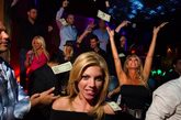 这组照片是拉斯维加斯最热门的“卡瓦纳糖果”性感女郎们，参加一个国际上最昂贵的“奥特利”俱乐部社交聚会时充当女招待的情景，姣好的身材凹凸有致，吸引人眼球。
