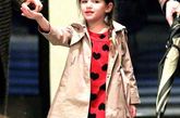 阿汤哥的女儿小公主苏芮·克鲁斯 (Suri Cruise) 近期越穿越俏。那件米色风衣外套很是拉风。
