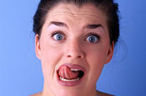 七、菱形舌炎

大约有2／3隐性糖尿病病人可出现原因不明的舌疼痛，舌背中央呈菱形的乳头缺损(即舌背上无舌苔覆盖)等等。