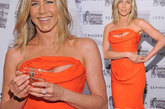 珍妮弗·安妮斯顿 (Jennifer Aniston) 身着Vivienne Westwood橙色抹胸裙亮相纽约丝芙兰 (Sephora) 宣传个人香水。