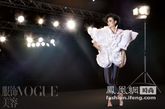 继2010年1月李宇春首登《VOGUE服饰与美容》别册封面惊艳世人之后，这个夏天VOGUE又专门为这位“舞台皇后”打造了一组演唱会造型时尚大片，炫目的舞台灯和失真的电声营造的气氛像是梦里的某个段落，艳光流彩。密集高产的作品，歌手、演员、演唱会导演这些丰富多重的职业角色，铺天盖地的各种社会活动，都集这个到今天也才27岁的80后女孩于一身，焦点背后她又悄悄走过了一条怎样的蜕变之路？