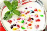 酸奶制品


酸奶是由鲜牛奶发酵而成的，其中富含蛋白质、钙和维生素。对那些因乳糖不耐受而无法享用牛奶的人来说，酸奶可以是个很好的选择。但美国各大超市销售的酸奶，已经被制成了充满糖分和各种加工水果的“甜点”，而商家正是利用这些“包装”将它伪装成健康食品。因此，在购买时最好选择普通的无脂酸奶，必要时自己加入一些水果。

