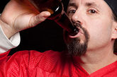 1/3东亚人喝酒脸红：

据美国《纽约时报》报道，喝酒脸红时，一般会伴有恶心和心跳加快的症状。导致这一症状的原因，是身体中缺乏一种叫ALDH2的酶。缺乏ALDH2酶，会造成酒精在体内循环不畅，导致一种叫乙醛的有毒物质在体内堆积。

那些有双份这种基因的人不能大量饮酒，这种逆反反应实际上降低了他们患癌症的危险。但是那些只有单份基因的人，能够产生对乙醛毒素的包容性，而且有可能成为嗜酒者。