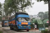 上海龙华寺的车队进入罗汉寺救助营地。他们从上海出发，日夜兼程，三天达到罗汉寺。（图片来源：凤凰网华人佛教）