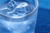 饮料

早上起来的第一杯水最好不要喝市售的果汁、可乐、汽水、咖啡、牛奶等饮料。汽水和可乐等碳酸饮料中大都含有柠檬酸，在代谢过程中会加速钙的排泄，降低血液中钙的含量，长期饮用会导致缺钙。而另一些饮料有利于排尿作用，清晨饮用非但不能有效补充机体缺少的水分，还会增加集体对水分的要求，反而造成体内缺水。

果汁、牛奶、咖啡也不宜作为清晨的第一杯饮料，因为这些物质并不能提供此时机体最需要的水分，还会使机体在缺水的状态下就让胃肠进行消化和吸收工作，不利于身体的健康。

