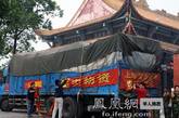 上海的物资抵达罗汉寺，等候已久的志愿者及解放军均激动不已。（图片来源：凤凰网华人佛教）