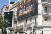 戛纳市中心巨大的《加勒比海盗4》海报。本片将在戛纳举行首映。
