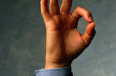 男孩手指长度预示心脏病:

手指的确与心脏有着千丝万缕的联系。英国利物浦大学的科学家发现手指长度、年龄和心脏病之间有直接关系。看看男孩的手指，就可以知道他们成年后是否会有患心脏病的危险。利物浦大学的科学家们是在对不同年龄段患心脏病的男性做研究之后得出这一结论的。