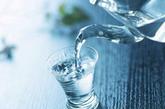 盐水

有人认为喝淡盐水有益于身体健康，于是晨起喝淡盐水，这种认识确是错误的。喝淡盐水有利于健康不假，这对于夏天出汗后补充水分是必要的，可对于晨起补充水分来说非但无益，还是一个危害健康的错误做法。

生理学的研究认为，人在整夜睡眠中未饮滴水，然而呼吸、排汗、泌尿却在进行中，这些生理活动要消耗损失许多水分。早晨起床时，血液已成浓缩状态此时如饮一定量的白开水可很快使血液得到稀释，纠正夜间的高渗性脱水。再喝盐开水反而会加重高渗性脱水，令人备加口干。何况，早晨是人体血压升高的第一个高峰，喝盐开水会使血压更高，危害健康。

