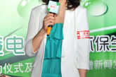 李湘以一身绿意盎然的装扮现身，眯眼灿笑，带海军帽玩起了制服诱惑。 
