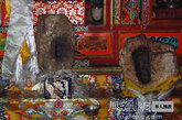 传说寺址上有一巨石，石上天然造就一藏文“嘎”字，故名嘎拖。（图片来源：凤凰网华人佛教）