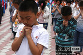 蓥华八一学校的学生在默默感恩（图片来源：凤凰网华人佛教  摄影：丹珍旺姆）