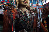 在这六大寺院中，以敏竹林寺与嘎拖寺最著名。它由藏历第三胜生宁玛派高僧嘎。当巴德西于1159年创建，全称“嘎拖多吉顶寺”。（图片来源：凤凰网华人佛教）