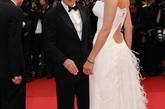 法国当地时间2011年5月11日，第64届戛纳国际电影节开幕红毯举行，同是评审的乌玛·瑟曼（Uma Thurman）一身高开叉的versace白色羽毛礼服显得非常浪漫。