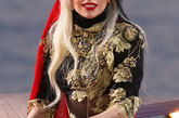 第64届戛纳电影节开幕。美国歌手Lady Gaga在法国电视台的邀请下前来录制Canal Plus电视秀。劲歌热舞助阵64届戛纳电影节。她带着一副桃心眼镜来到现场，身穿新疆民族风情装，脚踏恨天高，选了一条她最爱的豹纹LEGGING。造型再次让人留下深刻记忆。