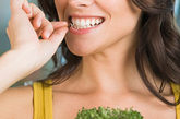 2．蔬菜疗法。美国纽约美容整形牙医格雷格·里图奇博士表示，芹菜、黄瓜和欧芹之类的多纤维蔬菜会促进唾液分泌量，对导致口臭的细菌具有冲刷作用。将一片黄瓜含于口中90秒，就有助于缓解口臭。口感清脆的蔬菜还有助于清除牙菌斑。