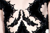 Marchesa 2011-12秋冬系列，设计师以中国传统窗花剪纸为灵感的一组裙装让人眼前一亮。精致的花纹与裸色薄纱营造出一种独特的“透视”风格。
