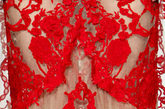 Marchesa 2011-12秋冬系列，设计师以中国传统窗花剪纸为灵感的一组裙装让人眼前一亮。精致的花纹与裸色薄纱营造出一种独特的“透视”风格。
