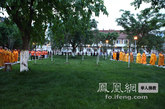 传灯队伍进入放生池广场（图片来源：凤凰网华人佛教  摄影：丹珍旺姆）