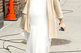 图为Kate Hudson，又是一位时髦的孕妇，裙子正好将大肚兜起来，别有一番风韵呢。 

