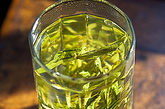 3．绿茶疗法。2007年加拿大英属哥伦比亚大学一项研究发现，绿茶中的多酚类物质可暂时减少口腔中的硫化物。喝绿茶除口臭，最好别加糖或牛奶，否则会适得其反。多项研究显示，绿茶具有防止牙病的作用。另外，薄荷茶也具有防口臭作用，可中和大蒜气味。