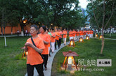 参加传灯的各界群众（图片来源：凤凰网华人佛教  摄影：丹珍旺姆）