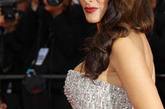 法国当地时间2011年5月11日，第64届戛纳国际电影节开幕红毯举行， 萨尔玛-海耶克身穿的礼服来自Gucci Première系列。拖地长裙秀香肩楚楚动人。