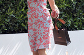 图为Sophia Bush，清爽飘逸的印花雪纺裙采用收腰的设计突出身材的凹凸感，过膝的长度让你穿进办公室也不会有任何问题。 

