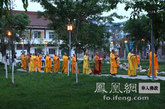 传灯队伍绕寺一周（图片来源：凤凰网华人佛教  摄影：丹珍旺姆）