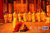 2011年5月10日，农历四月初八，是佛祖释迦牟尼佛圣诞。什邡罗汉寺举行隆重的传灯浴佛法会，祈愿天下苦难的众生远离痛苦，祈愿佛的慈悲广照大地。（图片来源：凤凰网华人佛教  摄影：丹珍旺姆）