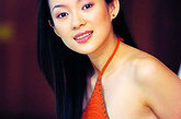 章子怡一件针织肚兜礼服，记录了中国女星的时尚之路。