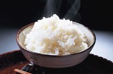 米饭和面包。一碗饭含55.2克糖分、一只面包含26.6克糖分。除了面条、粉丝外，用小麦粉等谷物粉制作的食物也ng。 