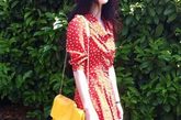 依旧是小橘帽，红色波点衬衫裙配姜黄色包包，相近色系混搭紧跟潮流。