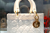 Lady Dior手袋诞生于一九九五年。法国第一夫人将其作为礼物赠予戴安娜王妃,从此,王妃与Lady Dior手袋如影随形。作为品牌象征的Lady Dior兼具顶级工艺,更饰有藤格纹图案以及D.I.O.R字样的吊坠,成为时尚界的传奇之作。
