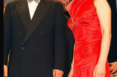 巩俐戛纳经典造型——红色高翻领旗袍。
