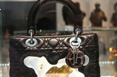 Lady Dior手袋诞生于一九九五年。法国第一夫人将其作为礼物赠予戴安娜王妃,从此,王妃与Lady Dior手袋如影随形。作为品牌象征的Lady Dior兼具顶级工艺,更饰有藤格纹图案以及D.I.O.R字样的吊坠,成为时尚界的传奇之作。
