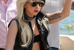 Lady Gaga戛纳现场热歌 造型大走民族风